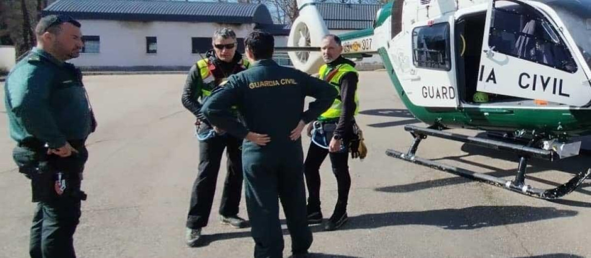 Agentes de la Guardia Civil que han participado en el dispositivo de búsqueda de la mujer desaparecida en La Magdalena (León)