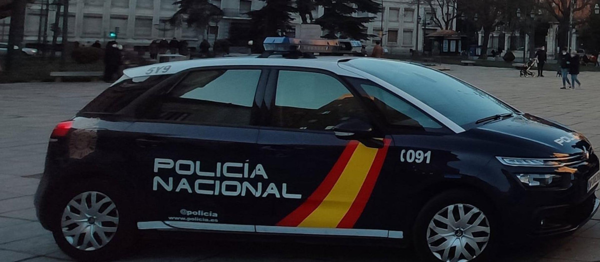 Un coche de la Policía Nacional en la vallisoletana plaza de San Pablo