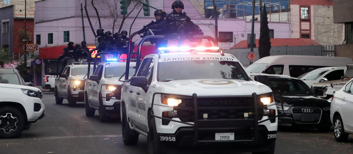 Integrantes de la Guardia Nacional resguardan la zona donde trasladaron el cuerpo de Nemesio Rubén Oseguera Cervantes, alias 'El Mencho'