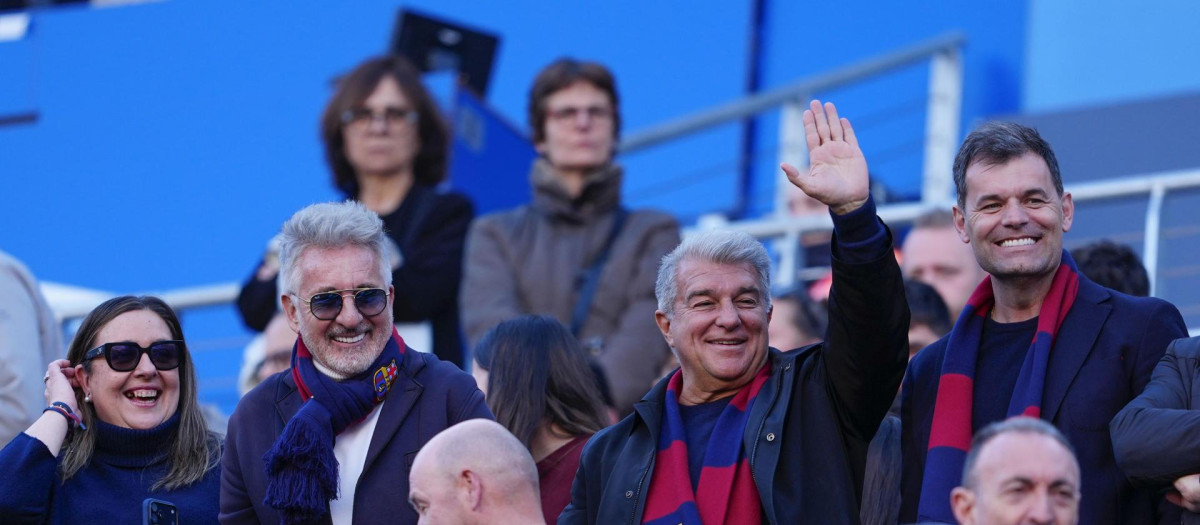 Joan Laporta (c), durante el partido entre el Barcelona y el Levante