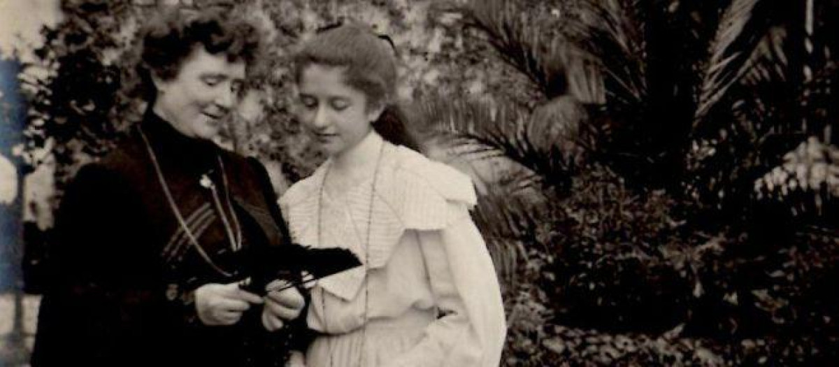 Pepeta Moreu, ya mayor, con una de sus nietas