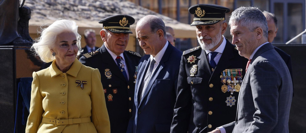La empresaria Hortensia María Herrero Chacón; el director adjunto operativo de la Policía Nacional, José Ángel González; el director general de la Policía, Francisco Pardo; el jefe superior de Policía de la Comunitat Valenciana, Carlos Gajero; y el ministro del Interior, Fernando Grande-Marlaska; durante el acto de entrega de la Bandera de España a la Jefatura Superior de Policía de la Comunitat Valenciana, a 12 de febrero de 2026, en Valencia, Comunidad Valenciana (España).

Rober Solsona / Europa Press
12/2/2026