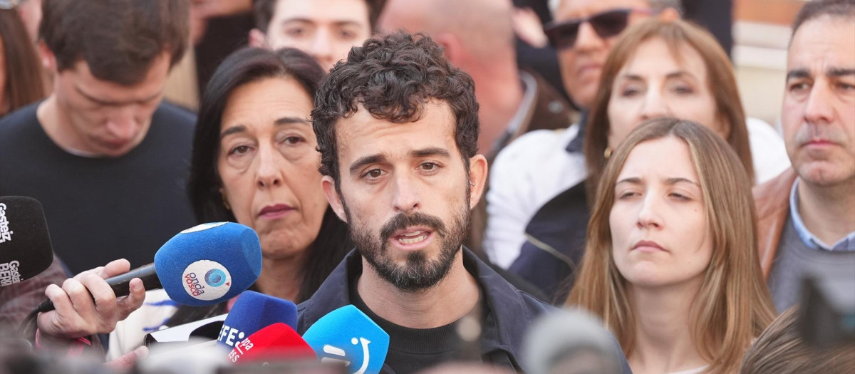 Carlos Hernández Quero, Júlia Calvet y Amaia Martínez, en el campus de Vitoria