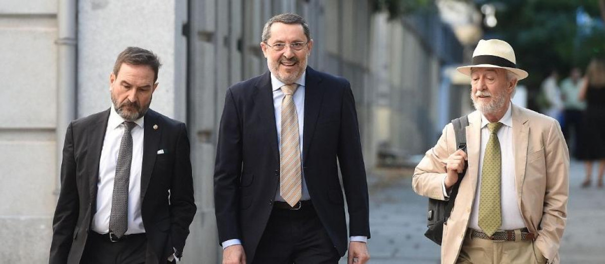 El empresario valenciano José Ruz (en el centro de la imagen) a su llegada al Supremo, flanqueado por sus abogados