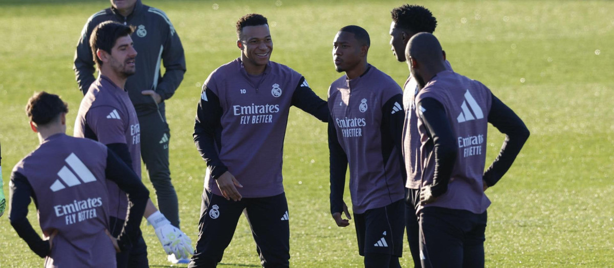 Los jugadores del Real Madrid durante un entrenamiento