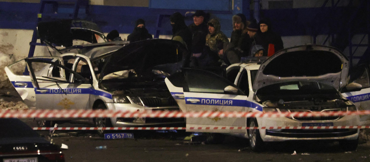 Agentes de la ley rusos trabajan en el lugar de la explosión de un coche patrulla en Moscú