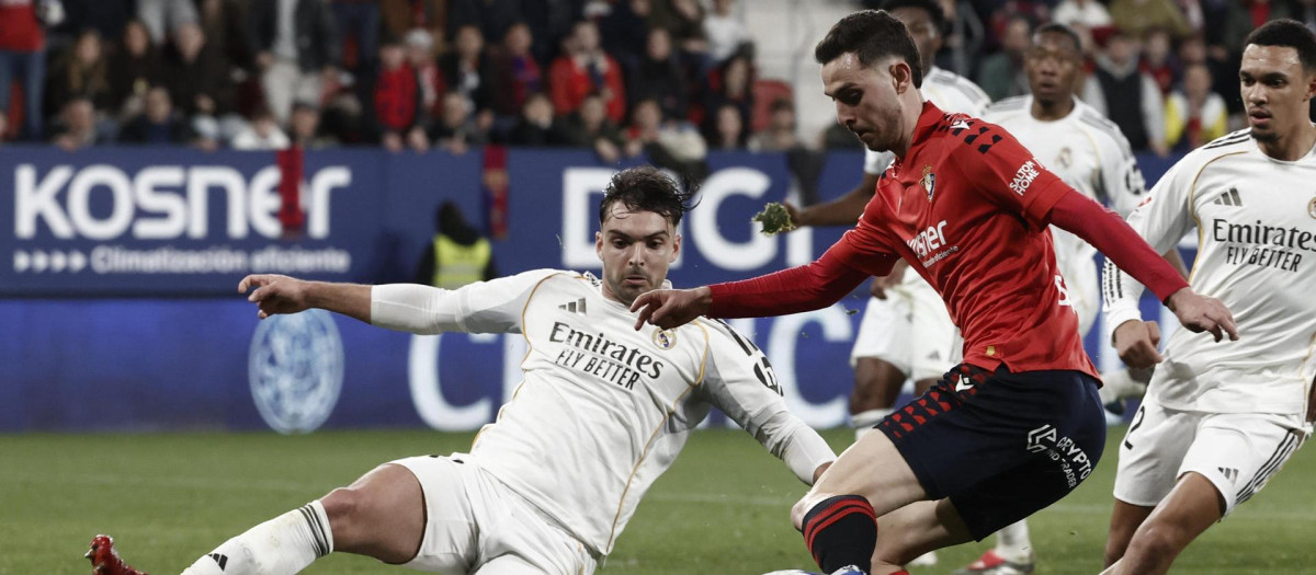 Raúl García (c) supera a Raúl Asencio (i), del Real Madrid, para marcar el segundo gol de su equipo