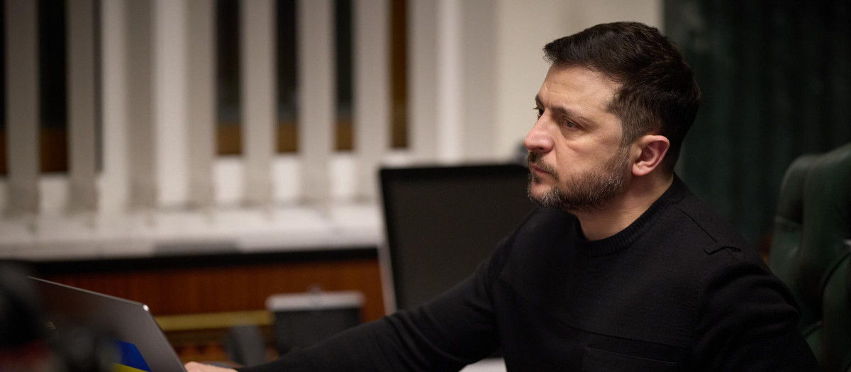 El presidente de Ucrania, Volodimir Zelenski, en su despacho durante una videoconferencia