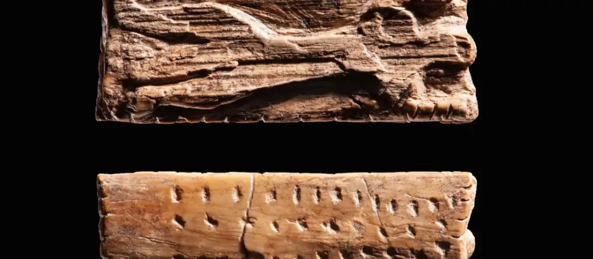 La figurilla Adorant de la cueva de Geißenklösterle, de aproximadamente 38.000 años de antigüedad