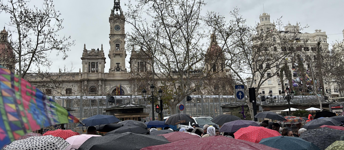 Imagen de una mascletà en un día de lluvias en Valencia.