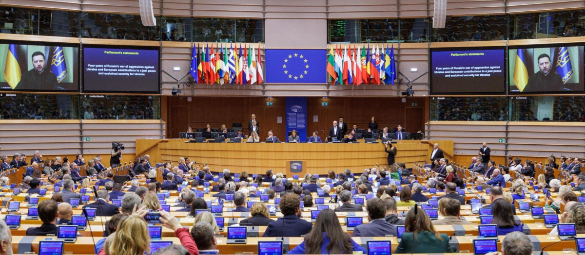 Un momento del pleno extraordinario celebrado en Bruselas con motivo del cuarto aniversario del inicio de la invasión rusa de Ucrania