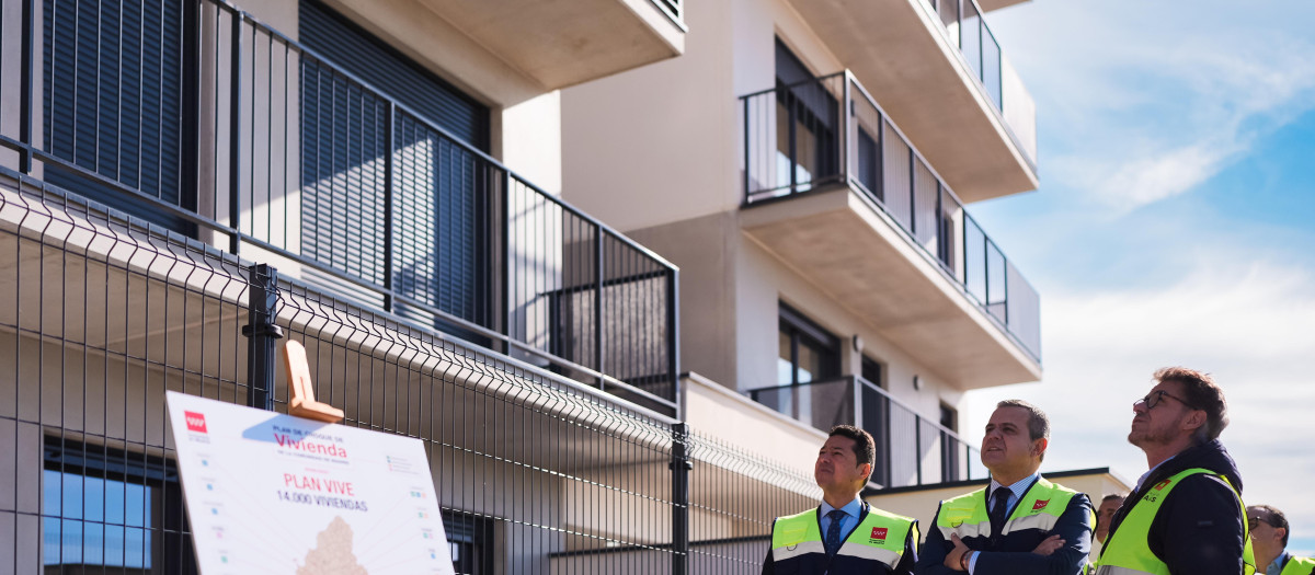 El consejero de Vivienda, Jorge Rodrigo, visita una promoción del Plan Vive