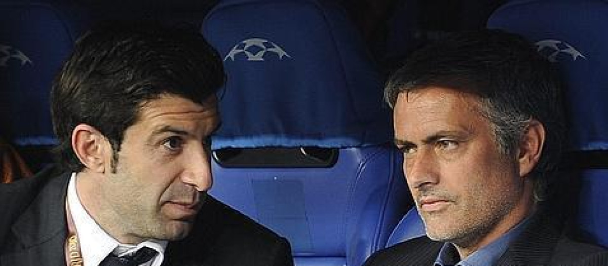 Luis Figo charla con José Mourinho durante la etapa de ambos en el Inter de Milán