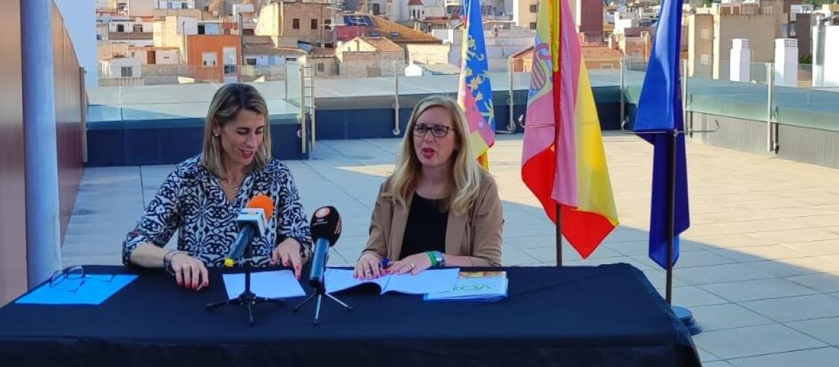 La alcaldesa de Crevillente, Lourdes Aznar, y la primera teniente, María Gema Escolano, durante el anuncio de su acuerdo para gobernar la ciudad