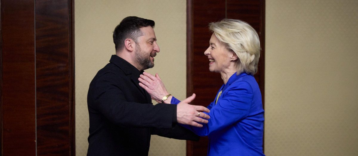 Saludo entre la presidenta de la Comisión Europea, Ursula Von der Leyen, y el presidente de Ucrania, Volodimir Zelenski