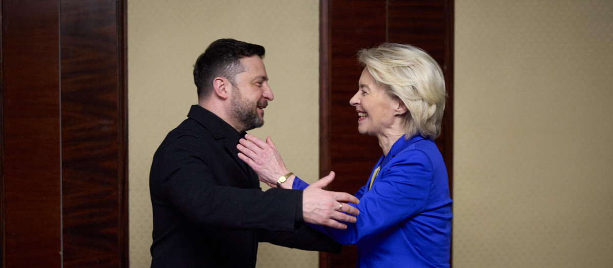 Saludo entre la presidenta de la Comisión Europea, Ursula Von der Leyen, y el presidente de Ucrania, Volodimir Zelenski