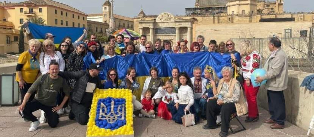 Ucranianos reunidos en el Puente Romano de Córdoba