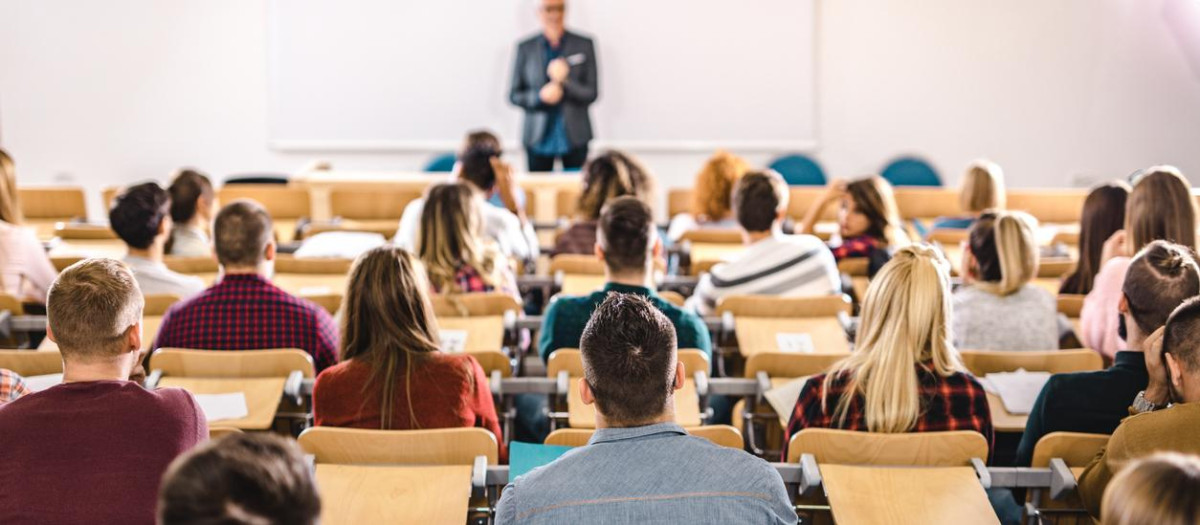 Un grupo de estudiantes en la universidad