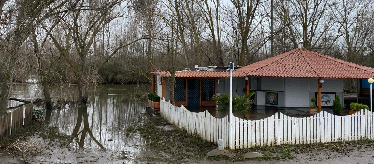 Chiringuitos de La Aldehuela, en Salamanca, gravemente afectados por la crecida del Tormes