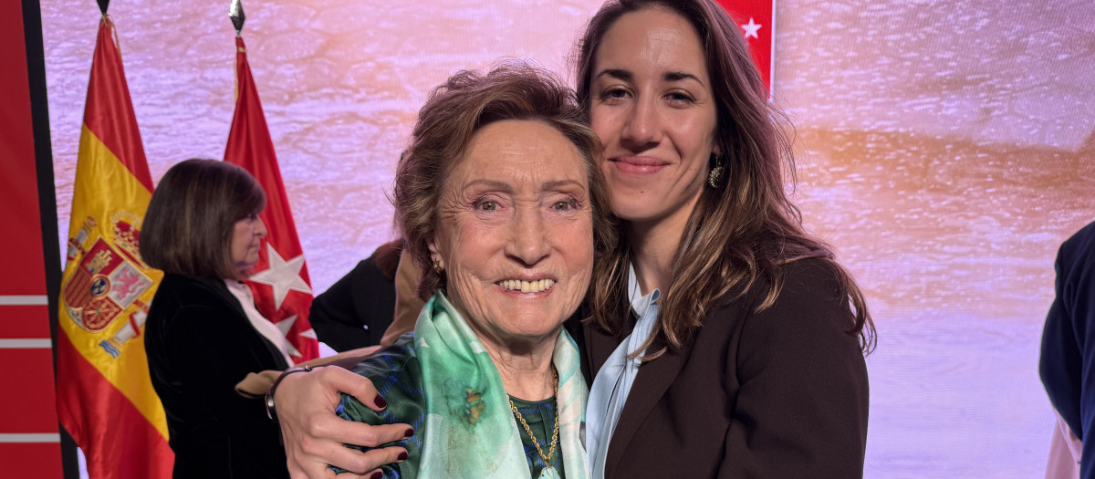 Claudia Múgica con su abuela, viuda de Fernando Múgica