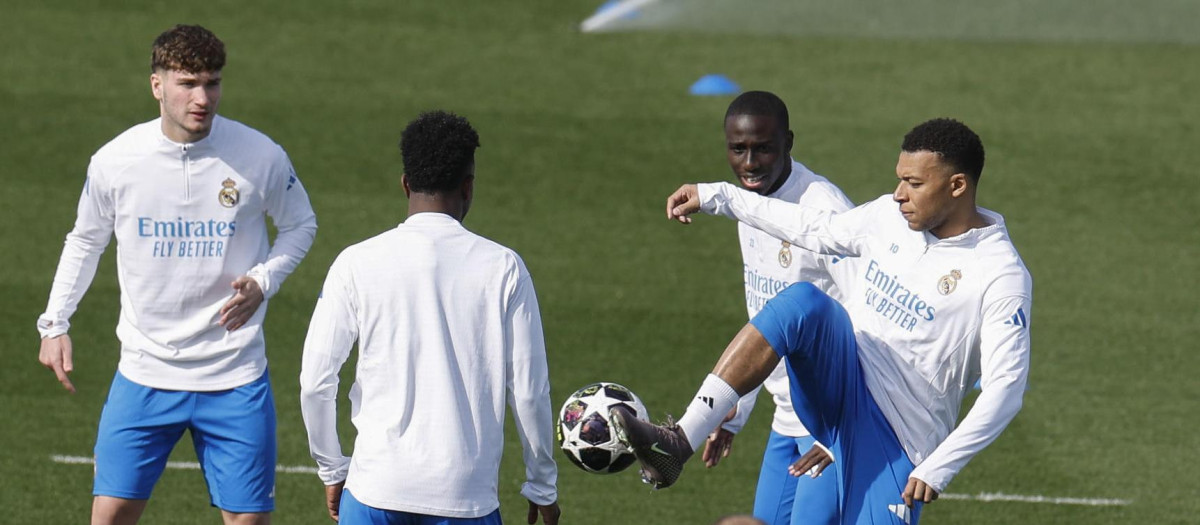 Los jugadores del Real Madrid, Ferland Mendy (2i) y Kylian Mbappé (d) durante el entrenamiento en la Ciudad Deportiva de Valdebebas en Madrid