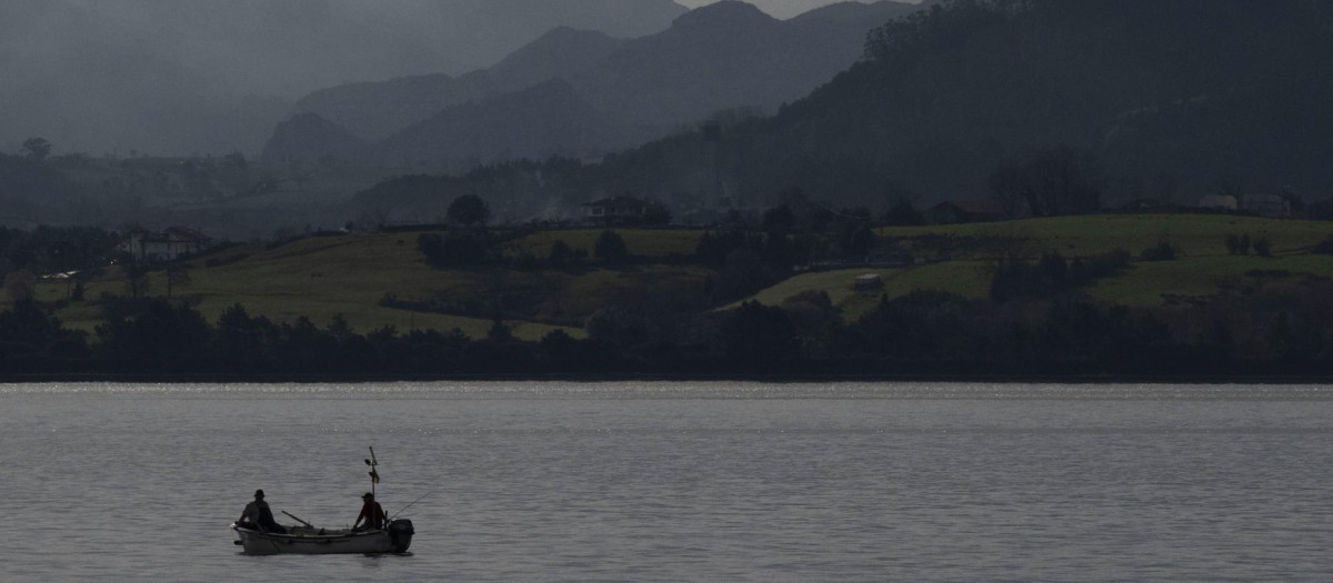 Vista de un incendio forestal en la montaña cántabra