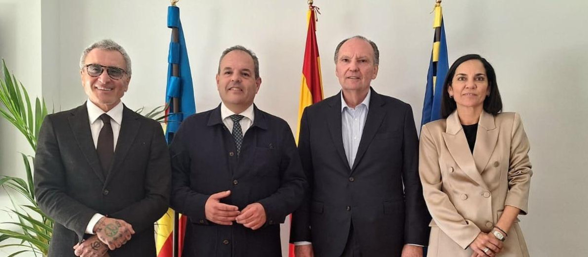El presidente del Consejo de Cámaras con el presidente y los vicepresidentes de Cámara Alicante
