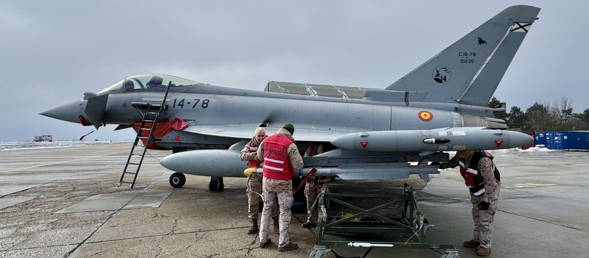 Personal de la sección de municionamiento realizando trabajos en el Eurofighter
