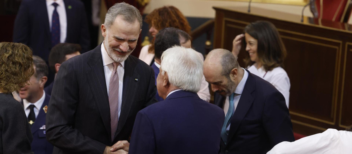 El Rey conversa con Felipe González este miércoles en el Senado