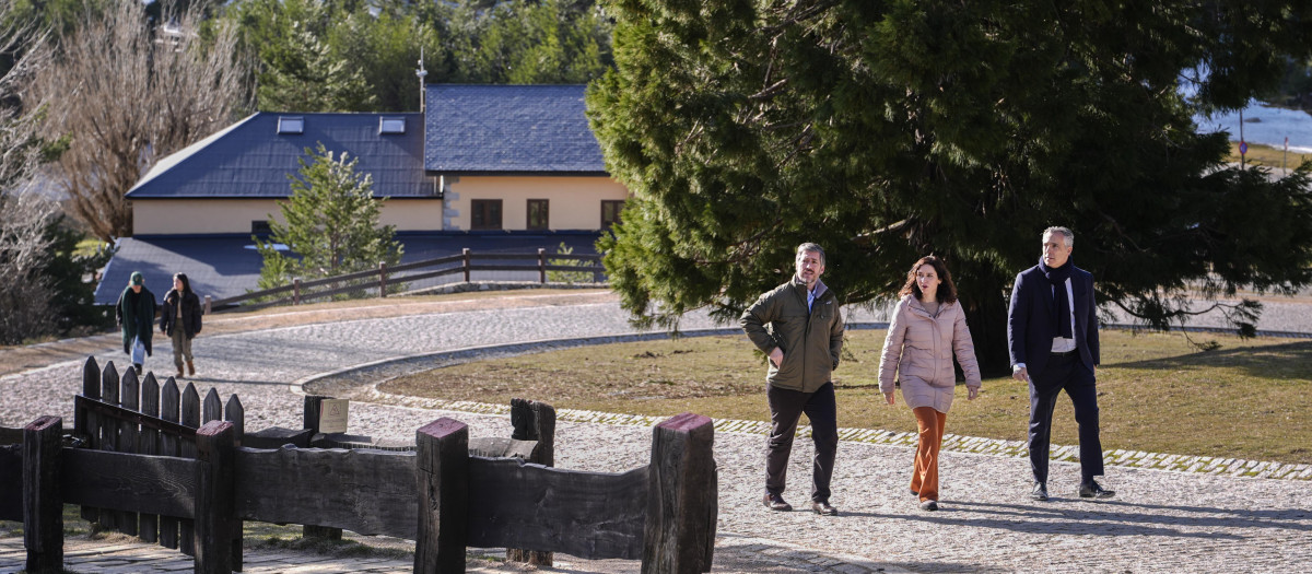 La presidenta de la Comunidad de Madrid, Isabel Díaz Ayuso, con dos de sus consejeros en el Centro de Visitantes de Peñalara