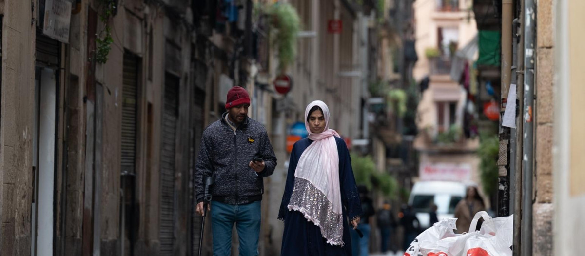Un hombre y una mujer con hiyab pasean por el centro de Barcelona, en una imagen de archivo