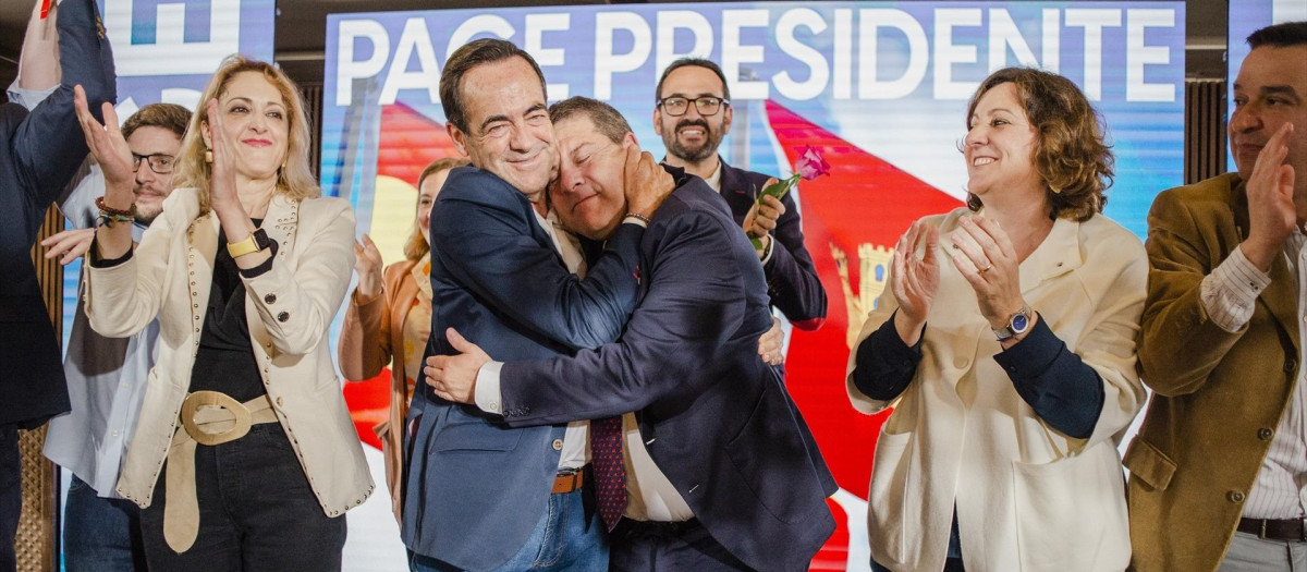 (Foto de ARCHIVO)
El exministro de Defensa José Bono (3d) y el candidato del PSOE a la Presidencia de Castilla-La Mancha, Emiliano García-Page (3d), se abrazan a su llegada a realizar el seguimiento de la jornada electoral en el cigarral del Ángel Custodio, a 28 de mayo de 2023, en Toledo, Castilla-La Mancha (España). Hoy, 28M, se celebran elecciones municipales en un total de 8.131 ayuntamientos y elecciones autonómicas en 12 comunidades autónomas. En las elecciones municipales podrán votar 35.414.655 electores y en las autonómicas que se celebran podrán hacerlo 18.382.505 electores.

Mateo Lanzuela / Europa Press
29 MAYO 2023;TOLEDO;CASTILLA LA MANCHA;ELECCIONES MUNICIPALES;28M
29/5/2023
