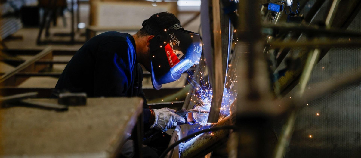 Un trabajador en el taller de Ayat, en Arbúcies.