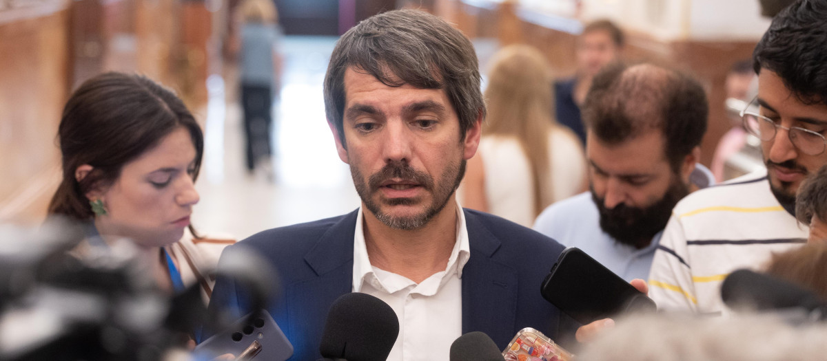 El ministro de Cultura, Ernest Urtasun, ofrece declaraciones a los medios a su salida de un pleno extraordinario, en el Congreso de los Diputados, a 9 de julio de 2025, en Madrid (España). Sánchez comparece en un pleno extraordinario para tratar asuntos pendientes como la implicación de Santos Cerdán en la trama de comisiones de Koldo García y José Luis Ábalos, las actividades de la exconcejal socialista Leire Díez buscando pruebas contra la UCO, y asuntos internacionales como el próximo Consejo de la Unión Europea y la Cubre de la OTAN. También, durante la sesión plenaria, anuncia un paquete de medidas contra la corrupción que garantice la continuidad de la legislatura.

Eduardo Parra / Europa Press
09 JULIO 2025;KOLDO;SANTOS CERDAN;CORRUPCION
09/7/2025