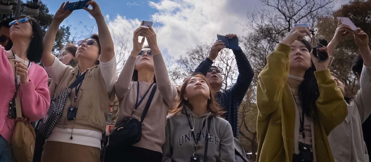 Turistas sacando fotos a la Sagrada Familia, en Barcelona, en una imagen de archivo
