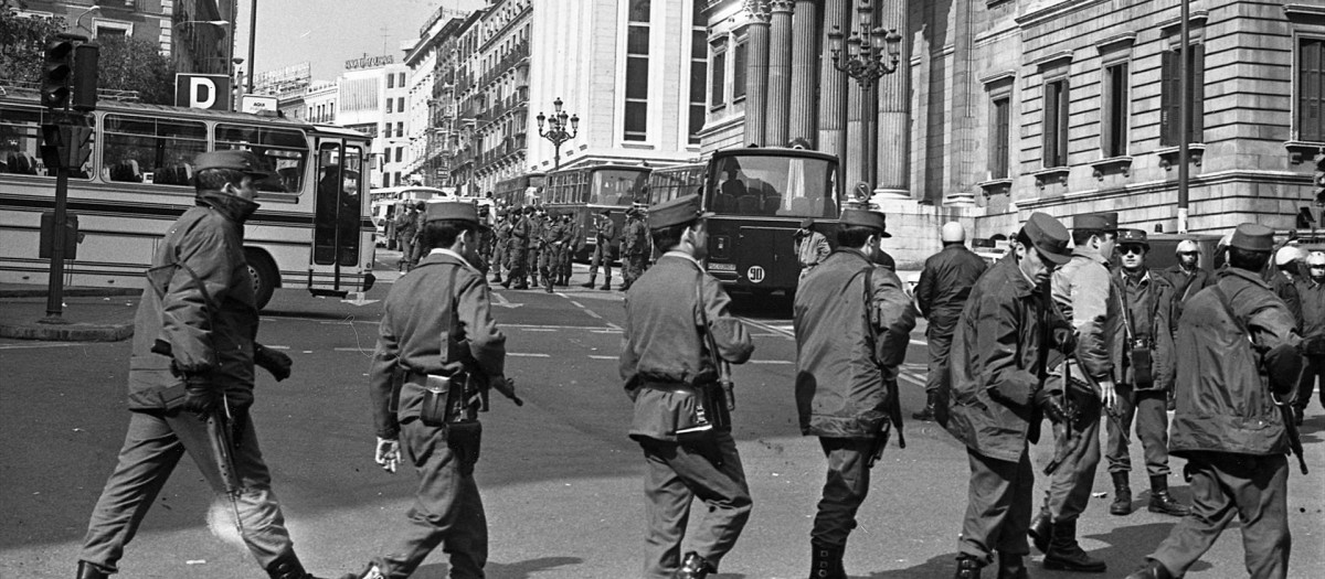 Imágenes del cordón policial que rodeaba el Congreso el 23-F, en una imagen de archivo