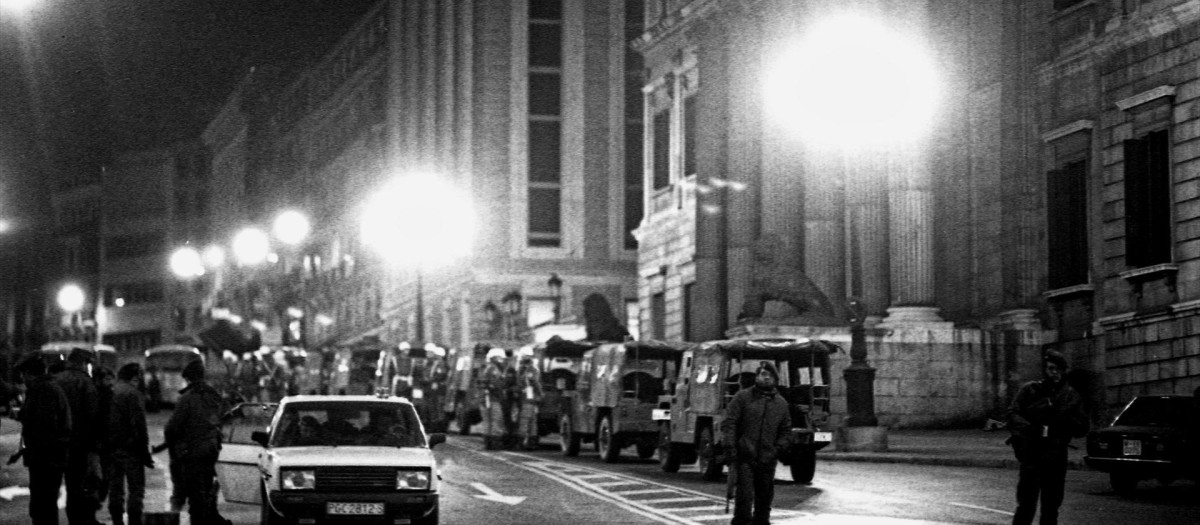 Miembros del Grupo Especial de Operaciones de la Policía Nacional (GEO) vigilan el exterior del Congreso de los Diputados