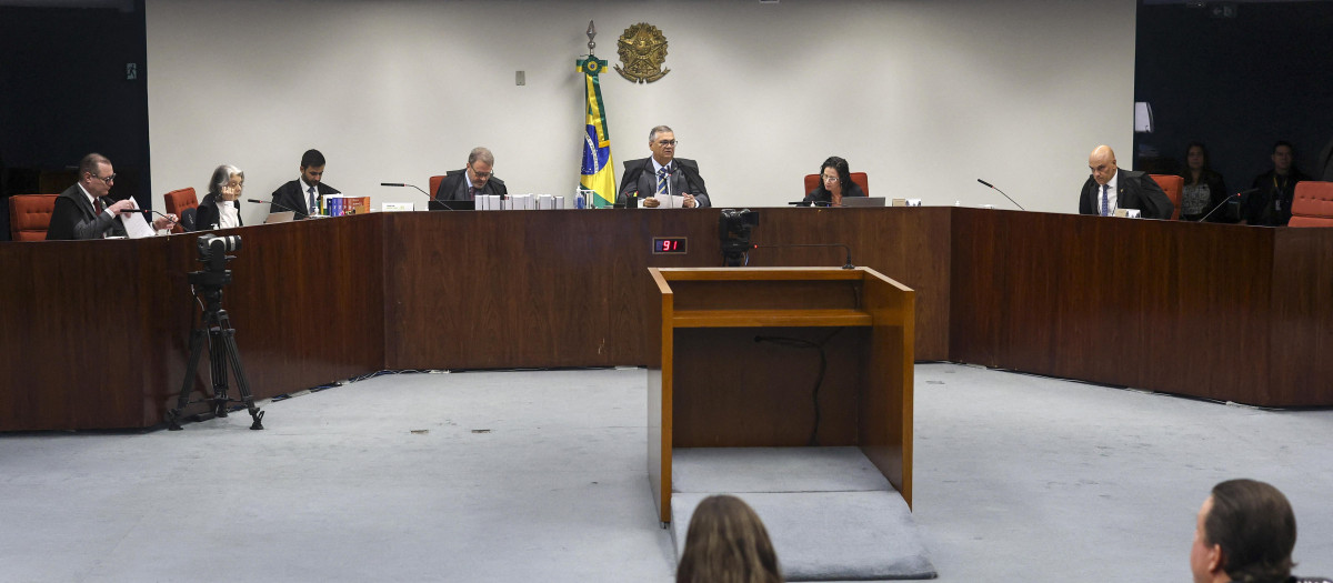 El ministro del Supremo Tribunal Federal de Brasil, Flavio Dino (centro), preside el juicio de los acusados ​​de ordenar el asesinato de Marielle Franco en 2018 en el Supremo Tribunal Federal de Brasilia