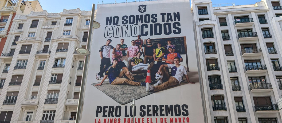 Pancarta de Kings League en el centro de Madrid