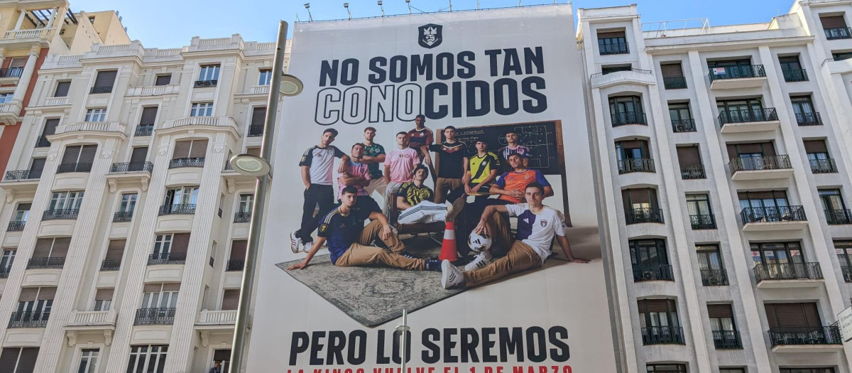 Pancarta de Kings League en el centro de Madrid