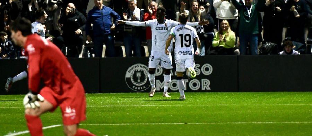 Los jugadores del Ceuta celebran uno de los goles de la noche de hoy