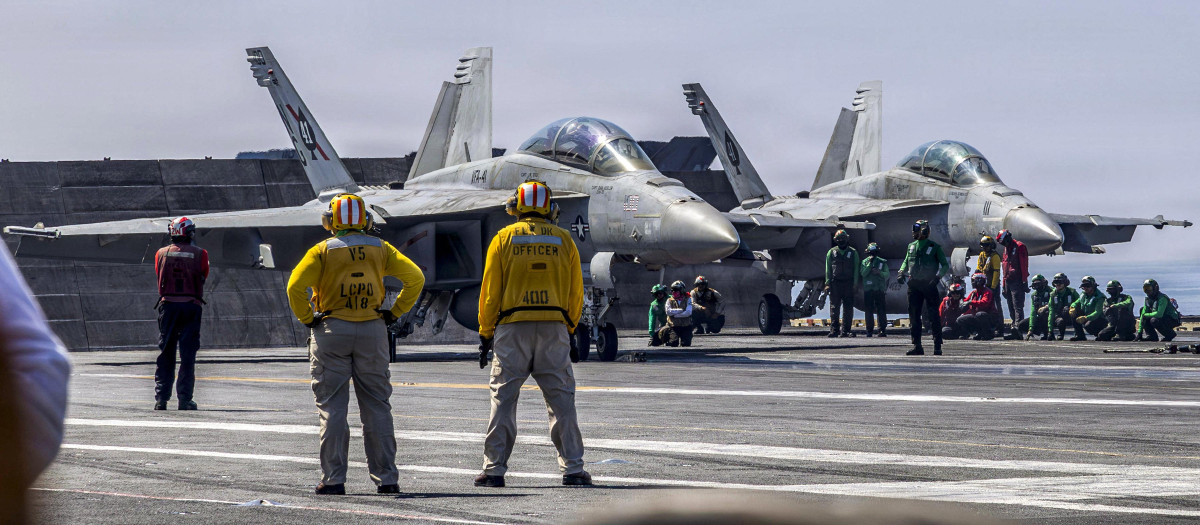Aviones de la Fuerza Aérea de Estados Unidos en el portaviones US Abraham Lincoln