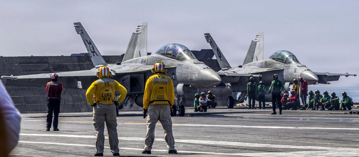 Aviones de la Fuerza Aérea de Estados Unidos en el portaviones US Abraham Lincoln