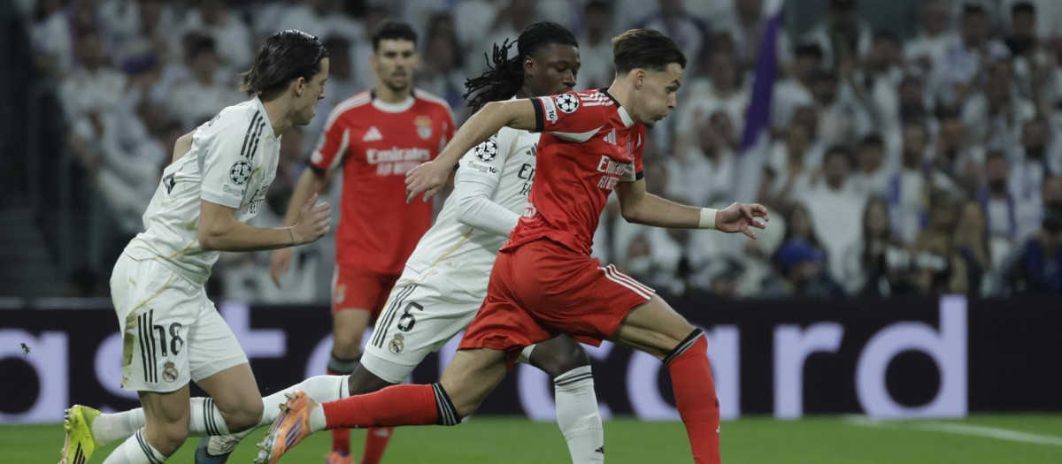 Los jugadores del Real Madrid, Camavinga y Carreras, disputan un balón con Dedic