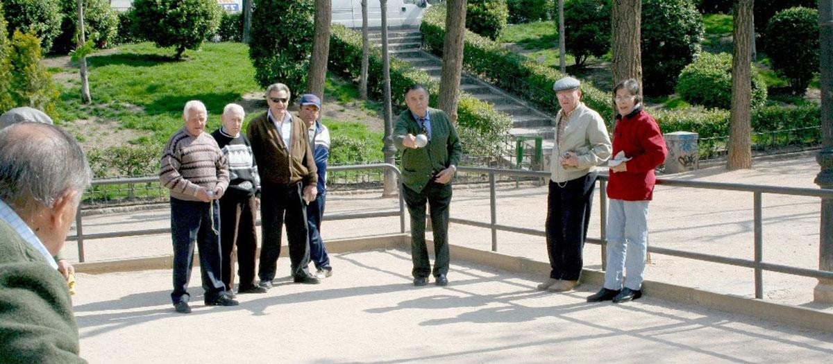 Un grupo de jubilados juega a la petanca, en una imagen de recurso
