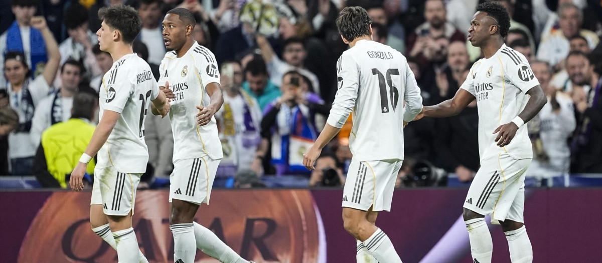 Los jugadores del Real Madrid en el partido ante el Benfica