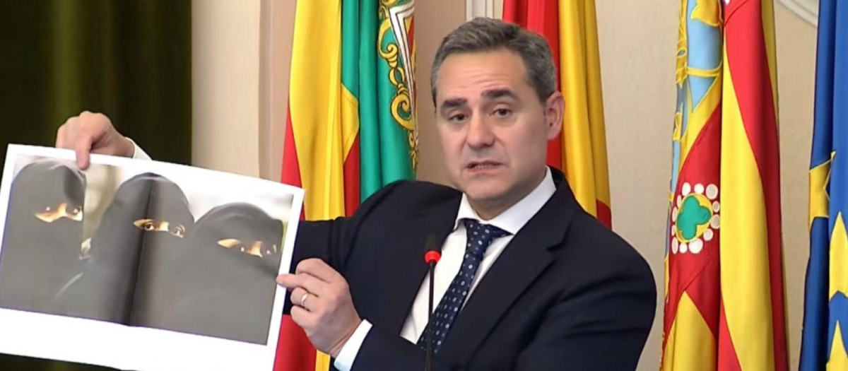 Antonio Ortolá, portavoz de Vox en Castellón, durante la presentación de la moción para la prohibición del burka y el niqab