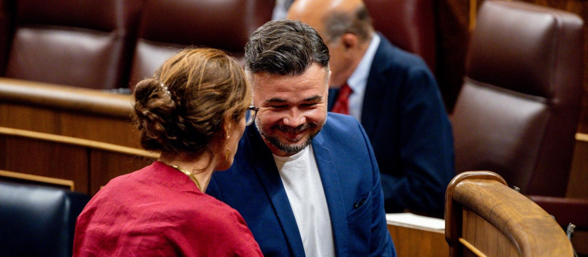 La ministra de Sanidad, Mónica García, conversa con el portavoz de ERC en el Congreso, Gabriel Rufián