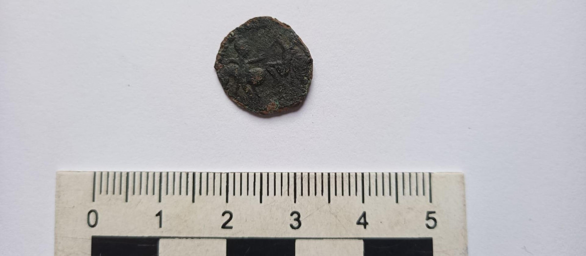 Moneda romana encontrada en el Castro da Cividade, en Pontevedra

REMITIDA / HANDOUT por AYUNTAMIENTO DE CERCEDO-COTOBADE
Fotografía remitida a medios de comunicación exclusivamente para ilustrar la noticia a la que hace referencia la imagen, y citando la procedencia de la imagen en la firma
26/2/2026