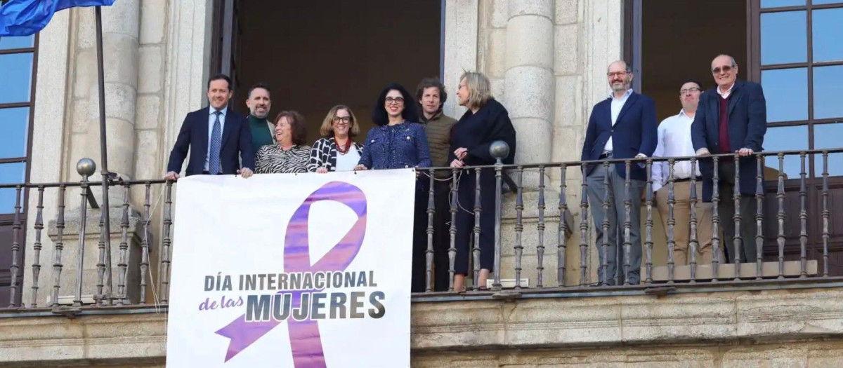 Lazo morado en la fachada del Ayuntamiento de Toledo